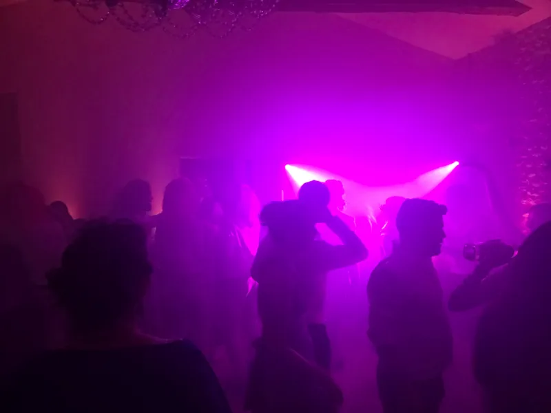 Piste de danse pleine baignée de lumières violettes