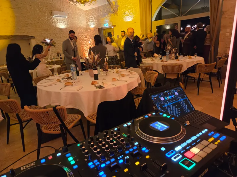 Invités réunis autour des tables pendant le vin d'honneur
