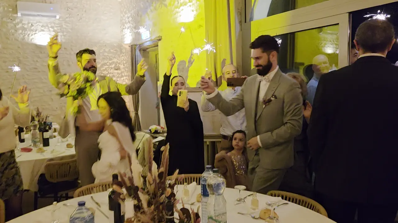 Toast et étincelles froides pendant l'entrée des mariés au vin d'honneur