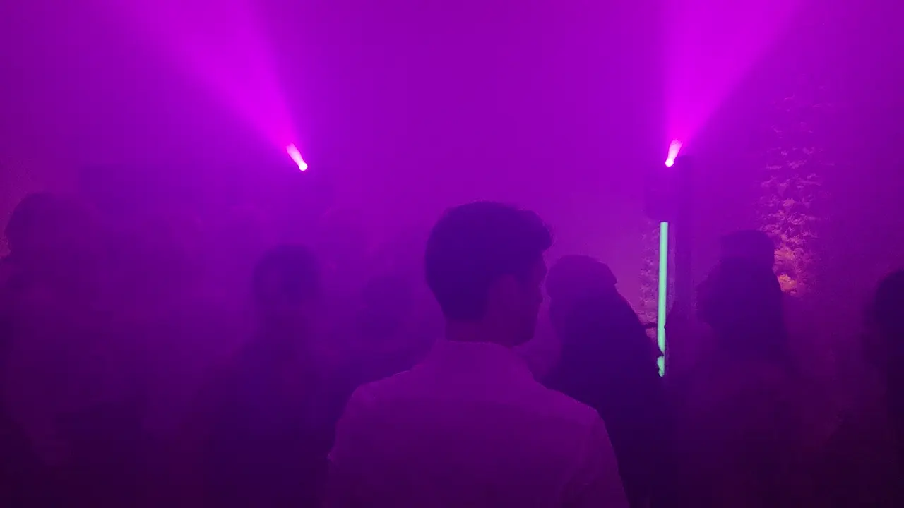 Piste de danse pleine animée par le DJ pendant une soirée